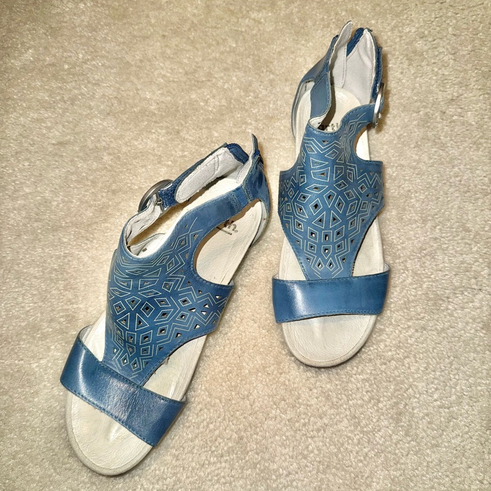 Chic Blue Women's Sandals with Cutout Design